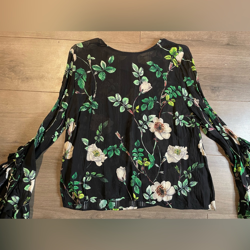 H&M flower blouse with flared sleeves